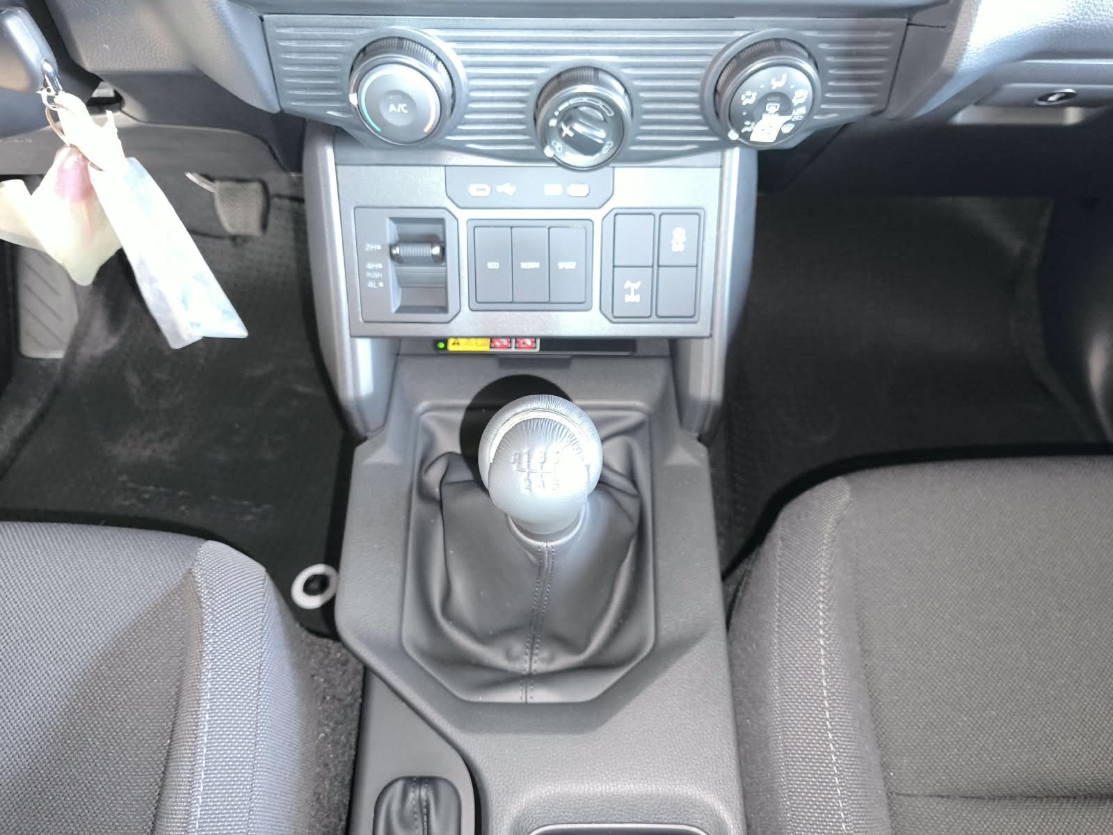 2026 TOYOTA HILUX DOUBLE CAB E 2.8 4WD MT Silver image 27
