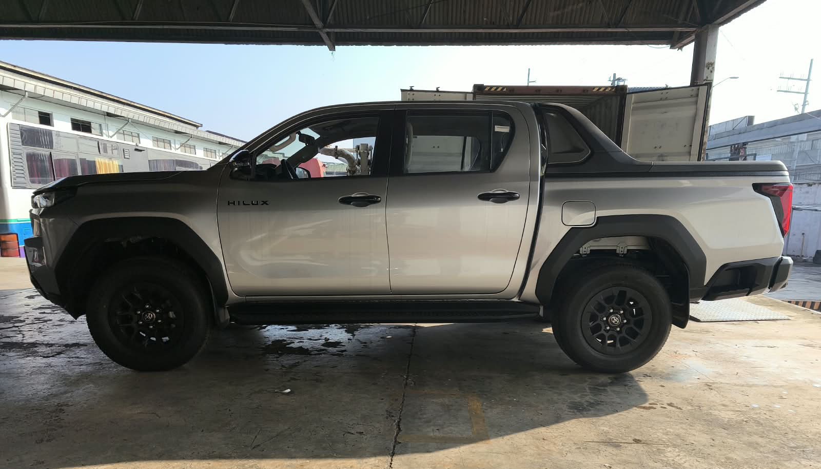 2026 TOYOTA HILUX DOUBLE CAB E 2.8 4WD MT Silver image 2