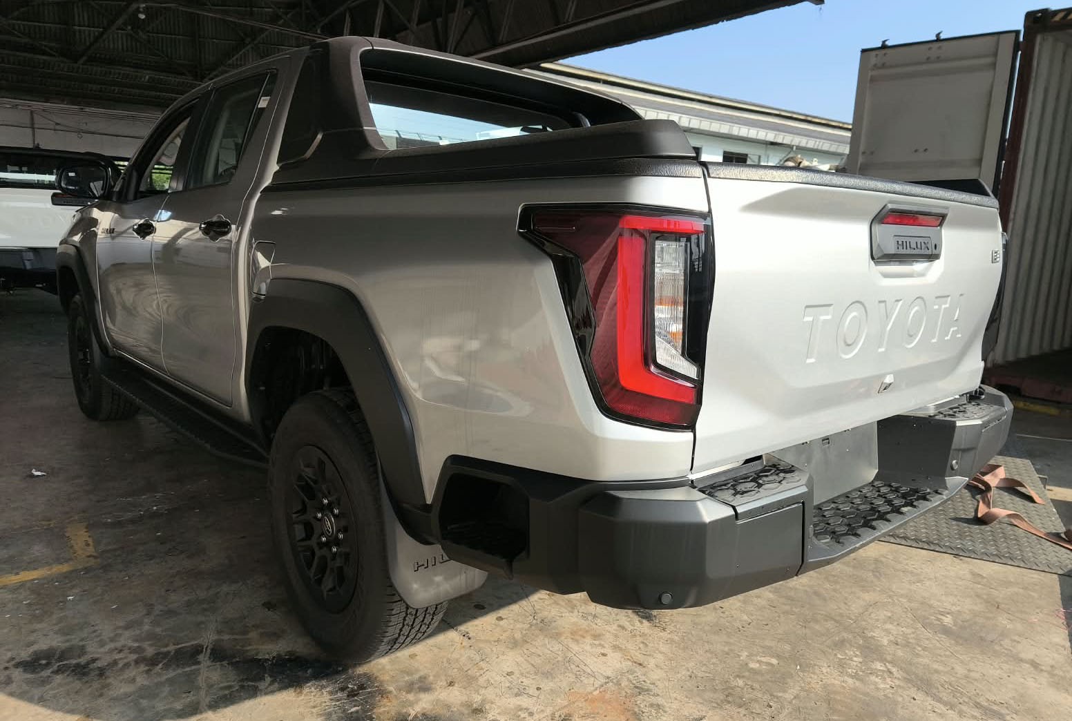 2026 TOYOTA HILUX DOUBLE CAB E 2.8 4WD MT Silver image 3