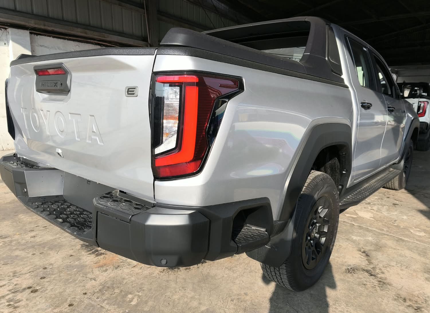 2026 TOYOTA HILUX DOUBLE CAB E 2.8 4WD MT Silver image 5