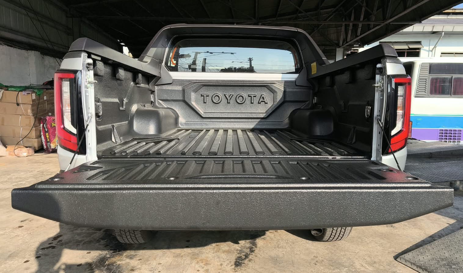 2026 TOYOTA HILUX DOUBLE CAB E 2.8 4WD MT Silver image 17