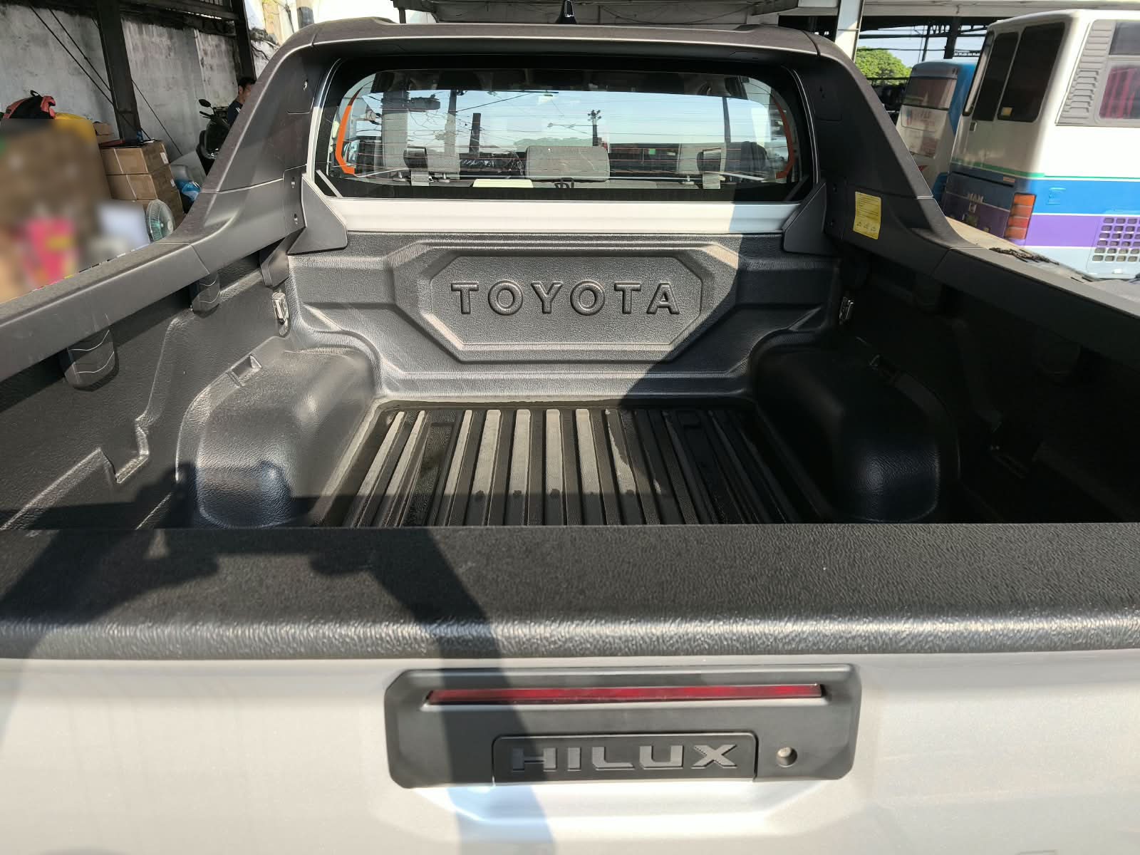 2026 TOYOTA HILUX DOUBLE CAB E 2.8 4WD MT Silver image 18