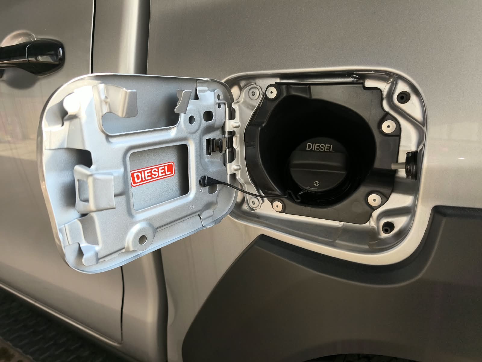 2026 TOYOTA HILUX DOUBLE CAB E 2.8 4WD MT Silver image 30