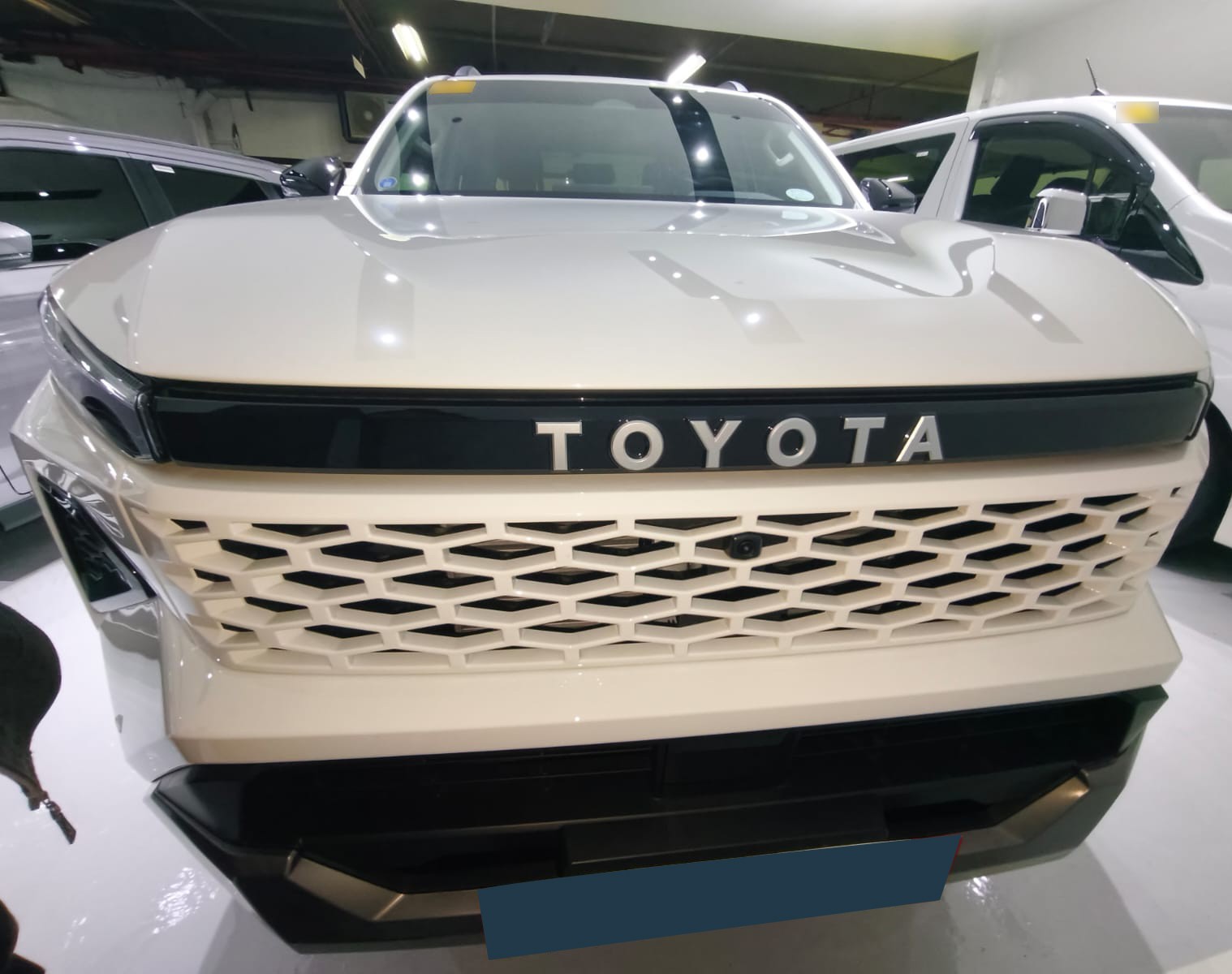 2026 TOYOTA HILUX DOUBLE CAB CONQUEST 2.8 4WD AT White image 8