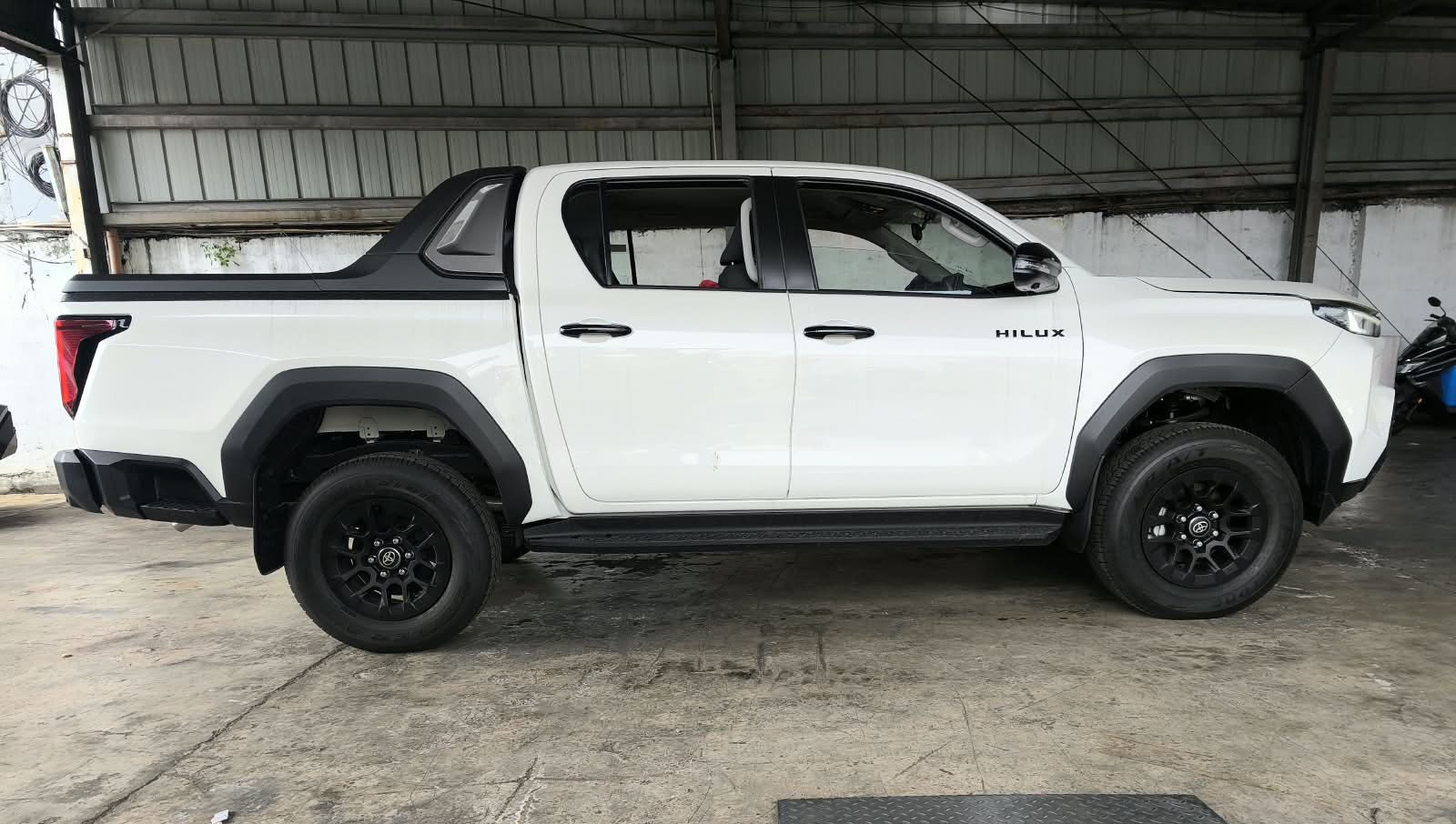 2026 TOYOTA HILUX DOUBLE CAB E 2.8 4WD MT White image 6