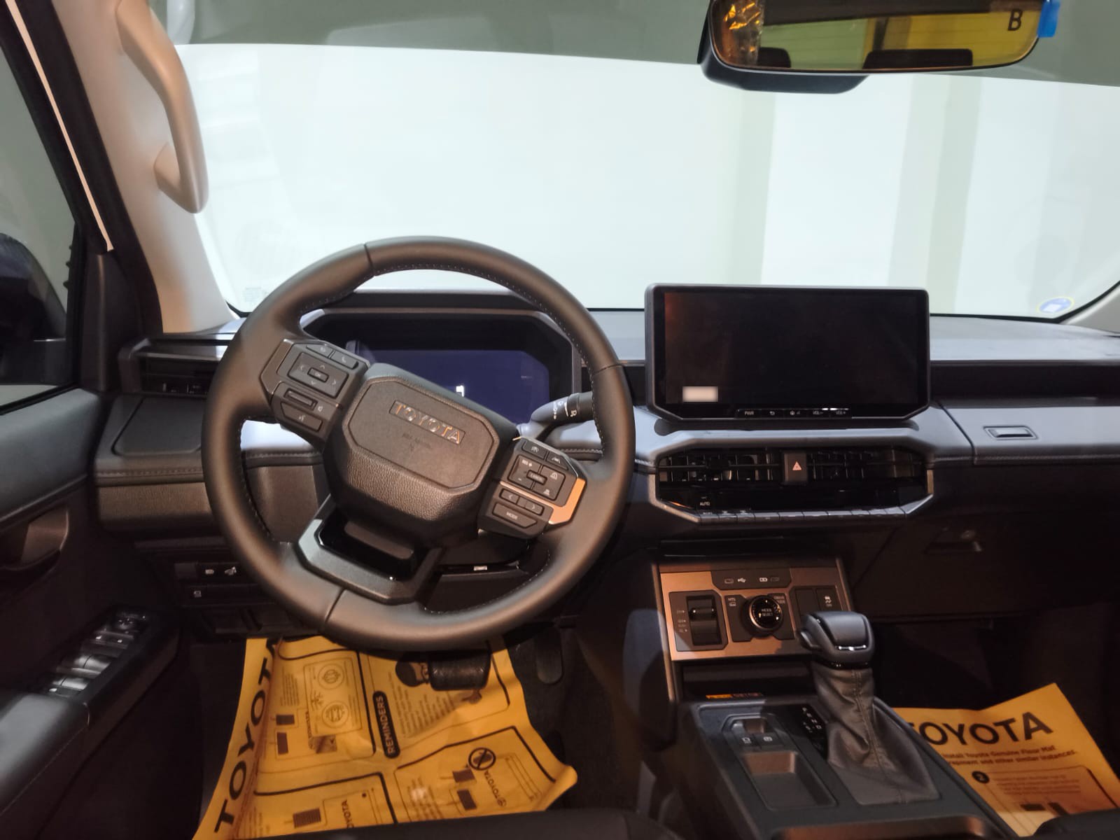 2026 TOYOTA HILUX DOUBLE CAB CONQUEST 2.8 4WD AT White image 27
