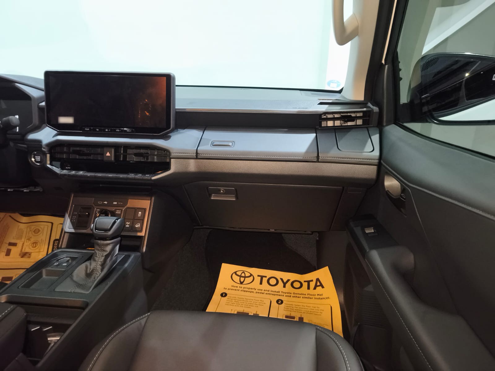 2026 TOYOTA HILUX DOUBLE CAB CONQUEST 2.8 4WD AT White image 28
