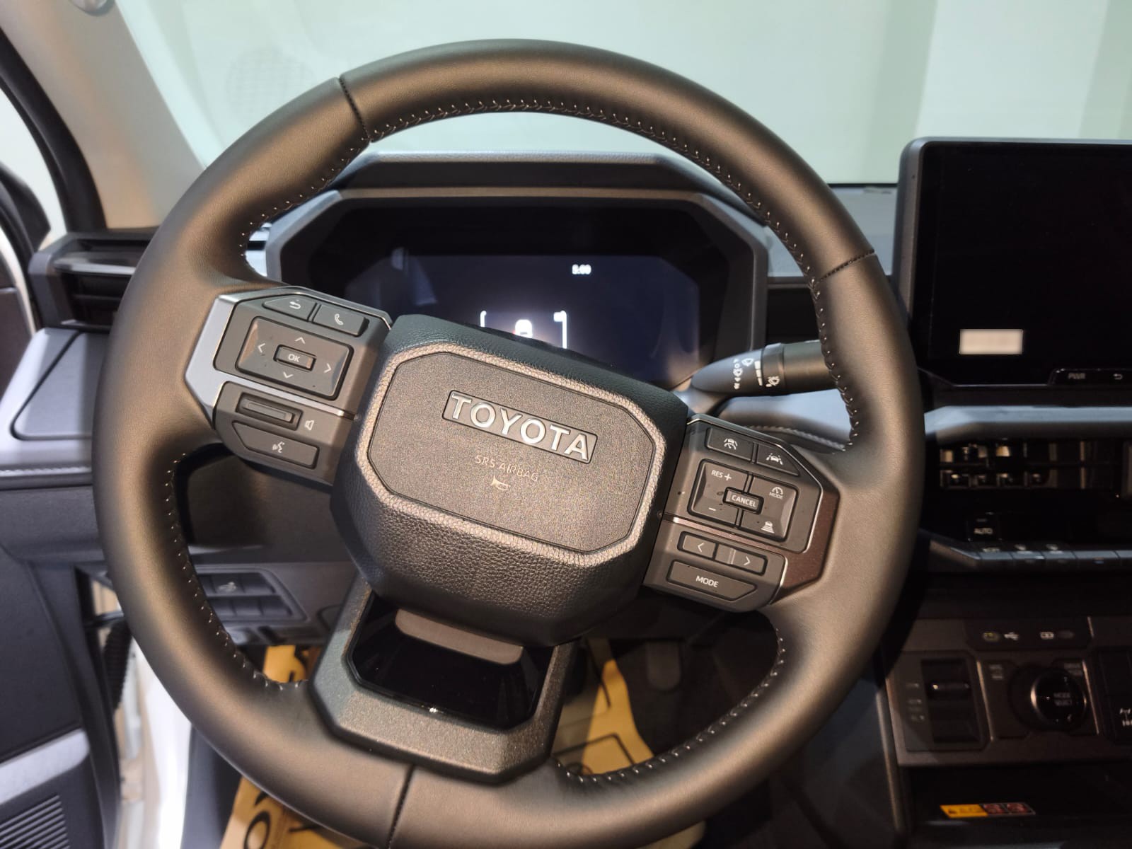 2026 TOYOTA HILUX DOUBLE CAB CONQUEST 2.8 4WD AT White image 29