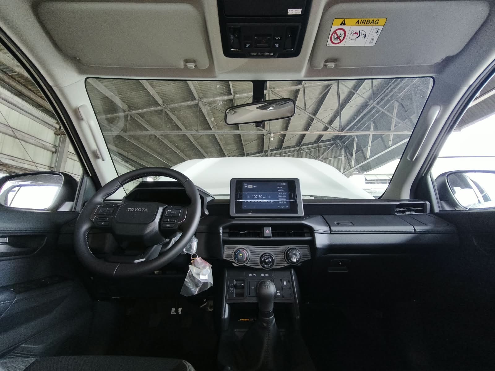 2026 TOYOTA HILUX DOUBLE CAB E 2.8 4WD MT White image 21