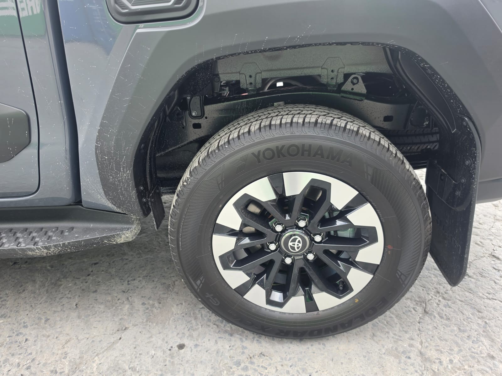 2026 TOYOTA HILUX DOUBLE CAB TRAILHUNTER 2.8 4WD AT Gray image 12