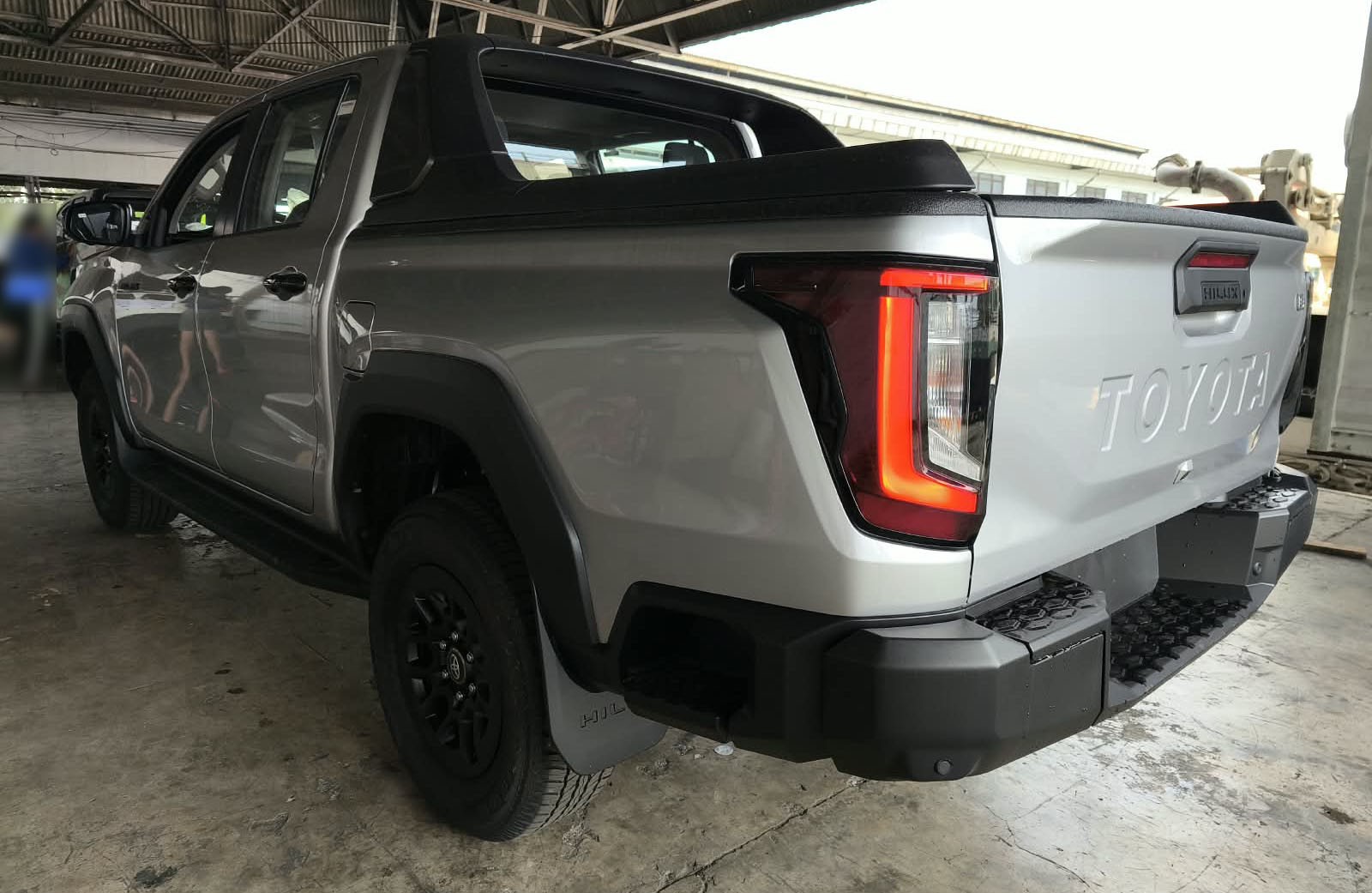 2026 TOYOTA HILUX DOUBLE CAB E 2.8 4WD MT Silver image 3
