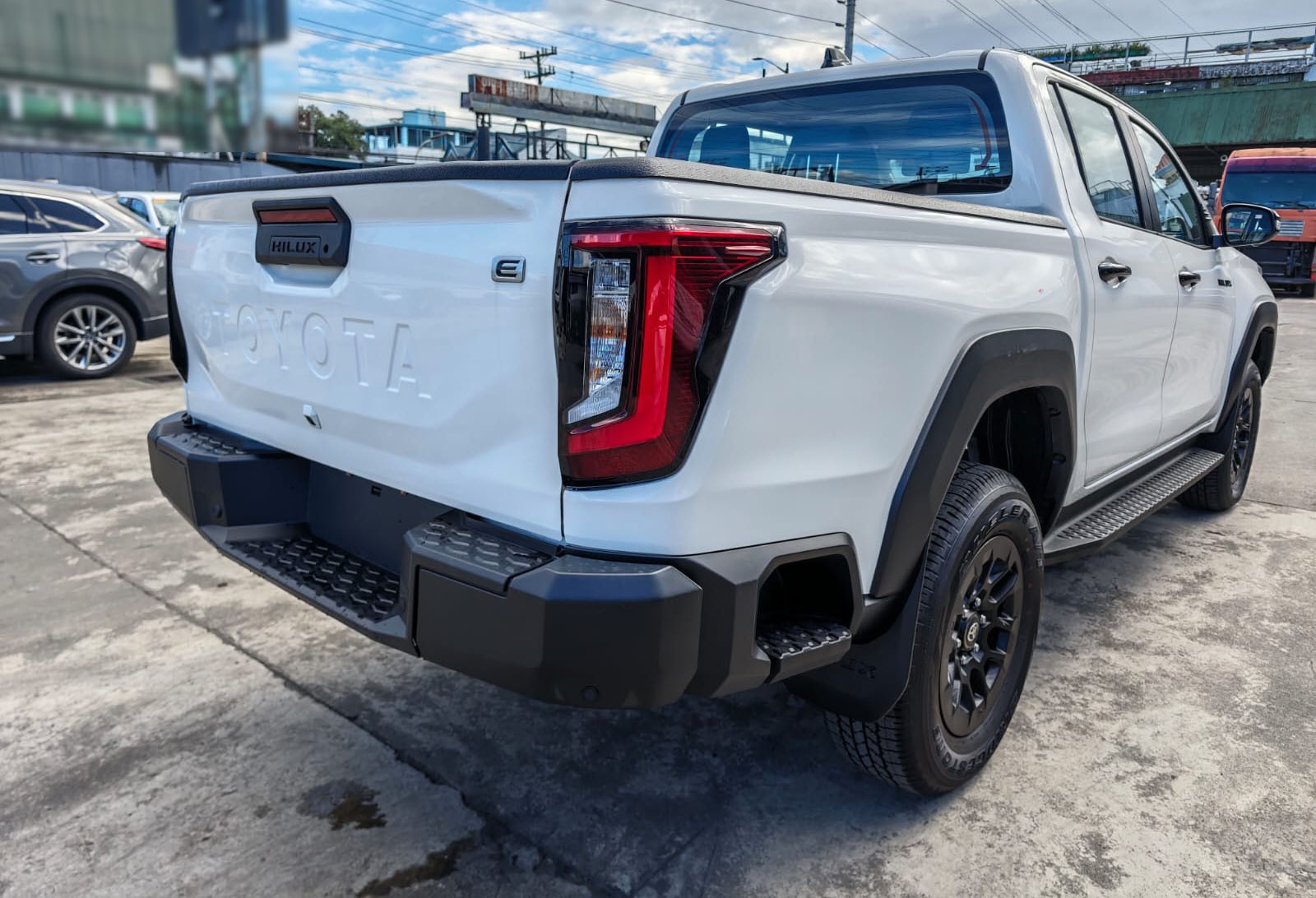 2026 TOYOTA HILUX DOUBLE CAB E 2.8 4WD MT White image 5