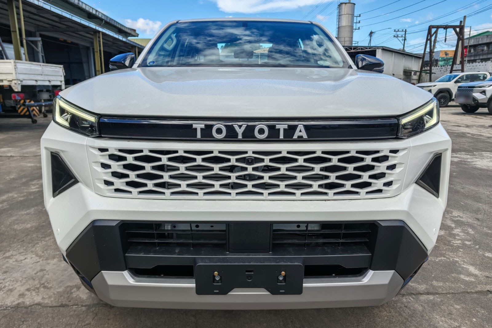 2026 TOYOTA HILUX DOUBLE CAB E 2.8 4WD MT White image 8