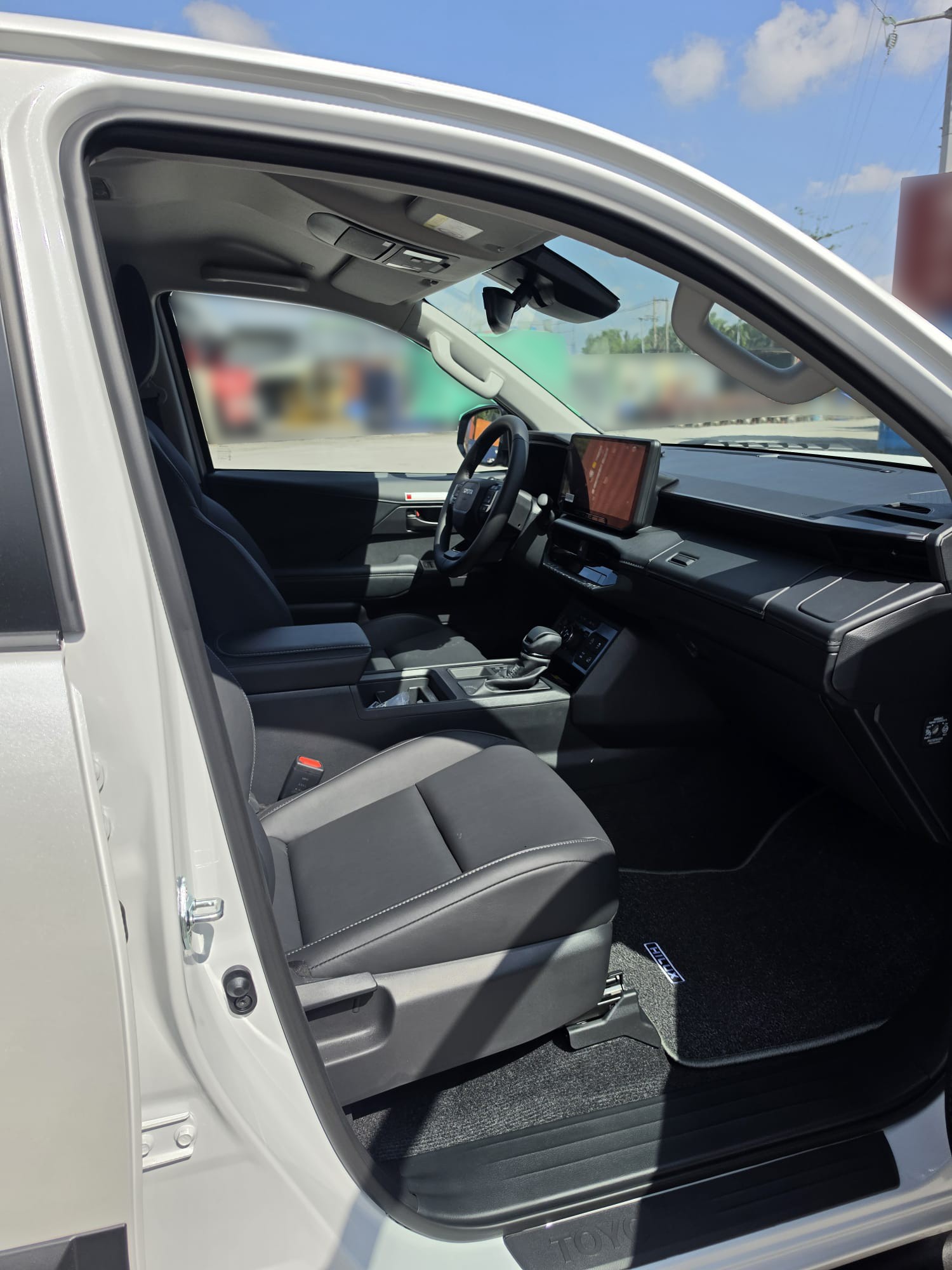 2026 TOYOTA HILUX DOUBLE CAB TRAILHUNTER 2.8 4WD AT White image 15