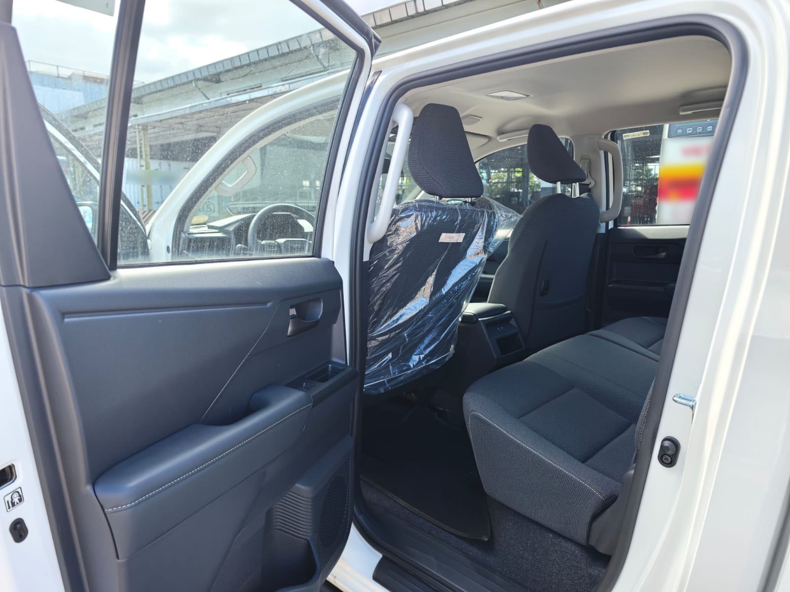 2026 TOYOTA HILUX DOUBLE CAB E 2.8 4WD MT White image 19