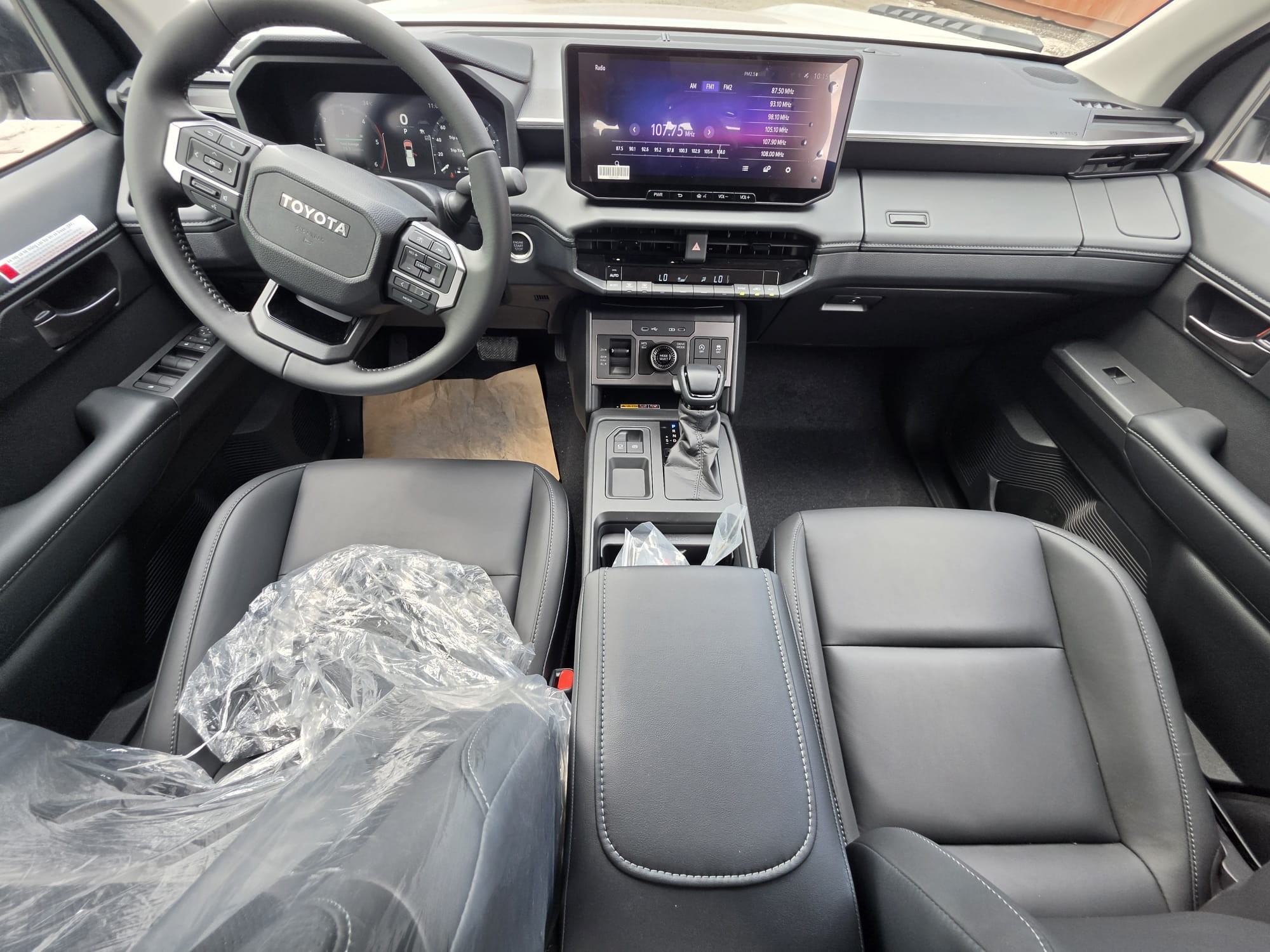 2026 TOYOTA HILUX DOUBLE CAB TRAILHUNTER 2.8 4WD AT White image 24