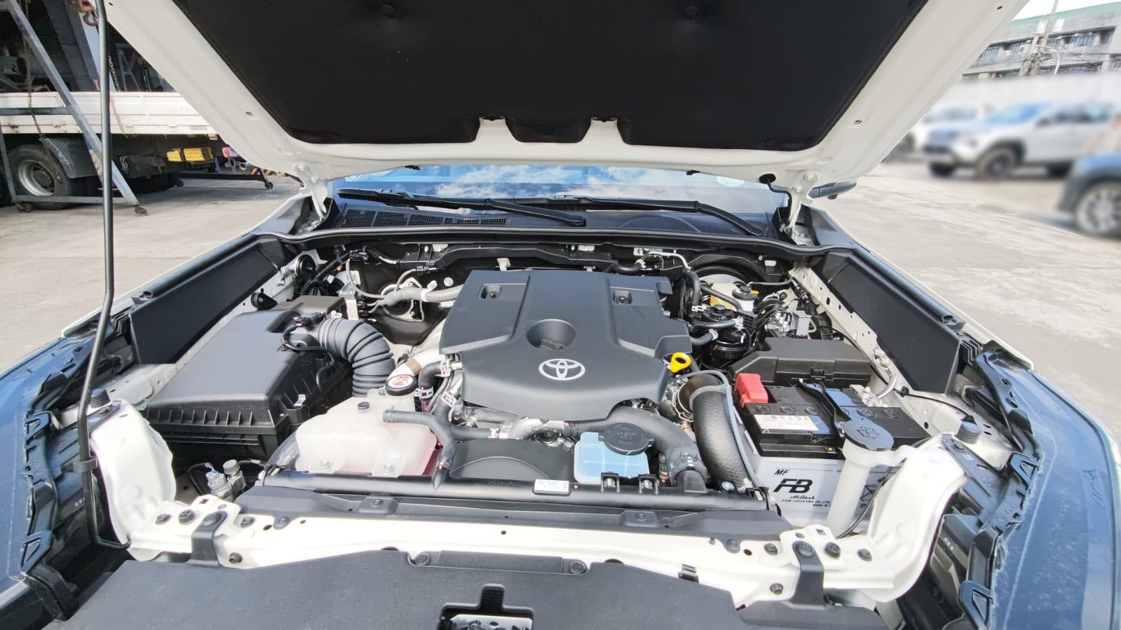 2026 TOYOTA HILUX DOUBLE CAB E 2.8 4WD MT White image 32