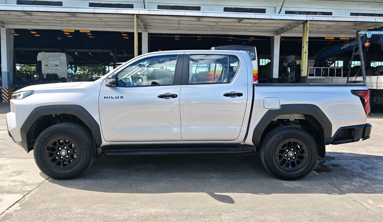 2026 TOYOTA HILUX DOUBLE CAB E 2.8 4WD MT Silver image 2