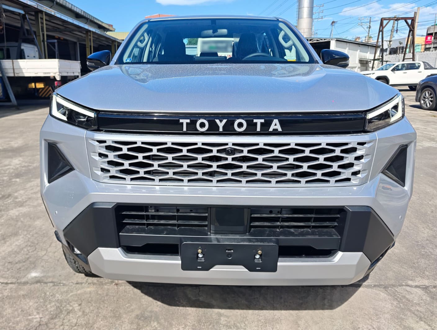 2026 TOYOTA HILUX DOUBLE CAB E 2.8 4WD MT Silver image 8