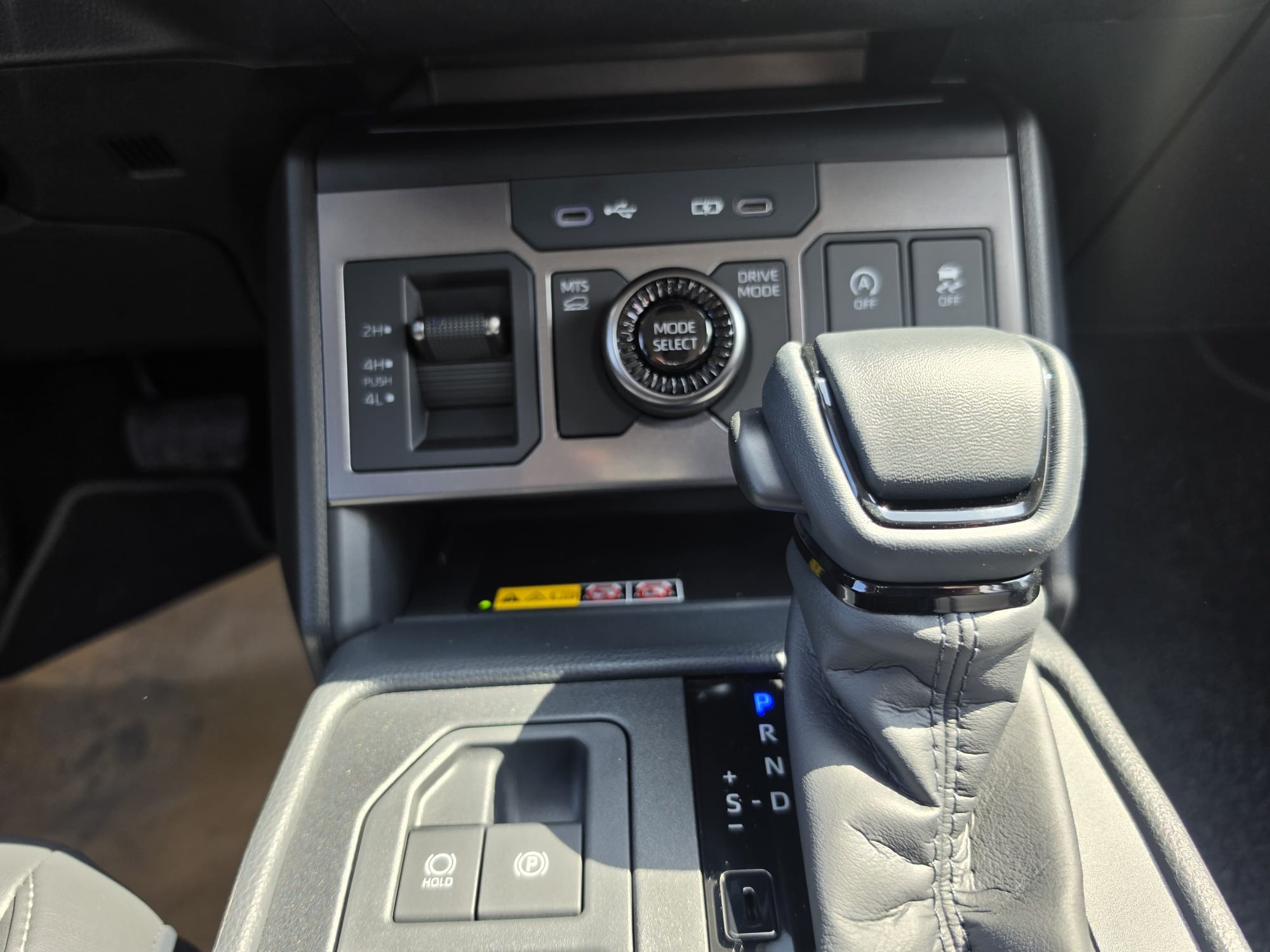 2026 TOYOTA HILUX DOUBLE CAB TRAILHUNTER 2.8 4WD AT White image 36