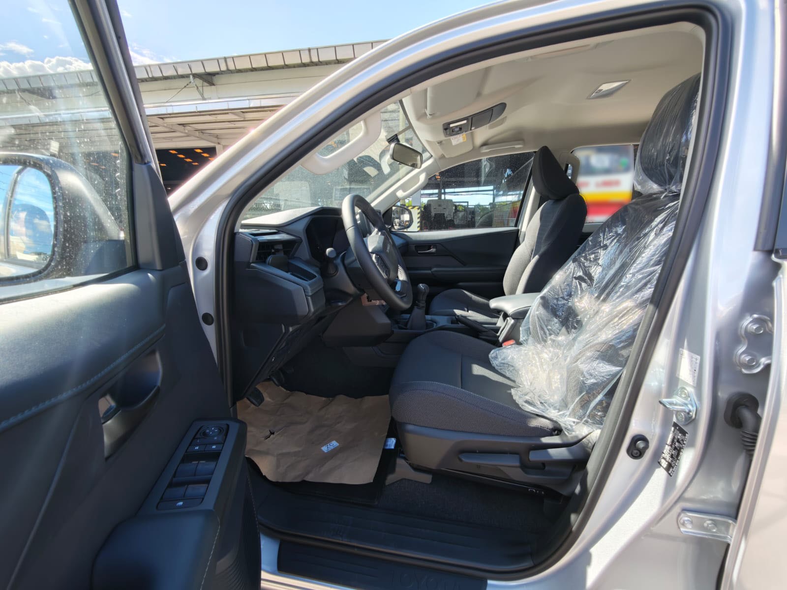 2026 TOYOTA HILUX DOUBLE CAB E 2.8 4WD MT Silver image 15