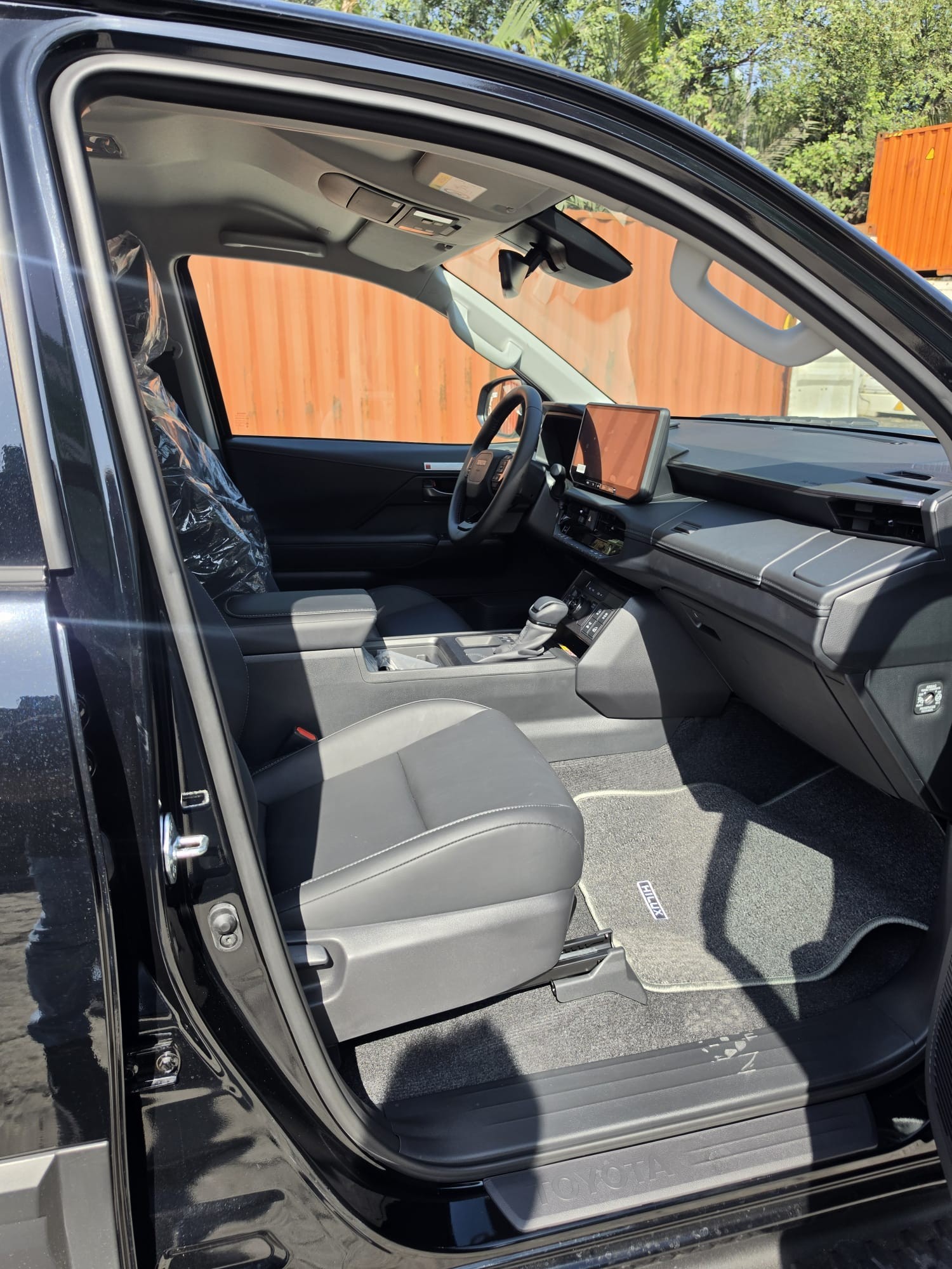 2026 TOYOTA HILUX DOUBLE CAB TRAILHUNTER 2.8 4WD AT Black image 15