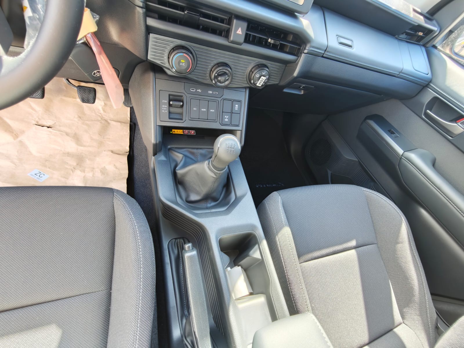 2026 TOYOTA HILUX DOUBLE CAB E 2.8 4WD MT Silver image 29