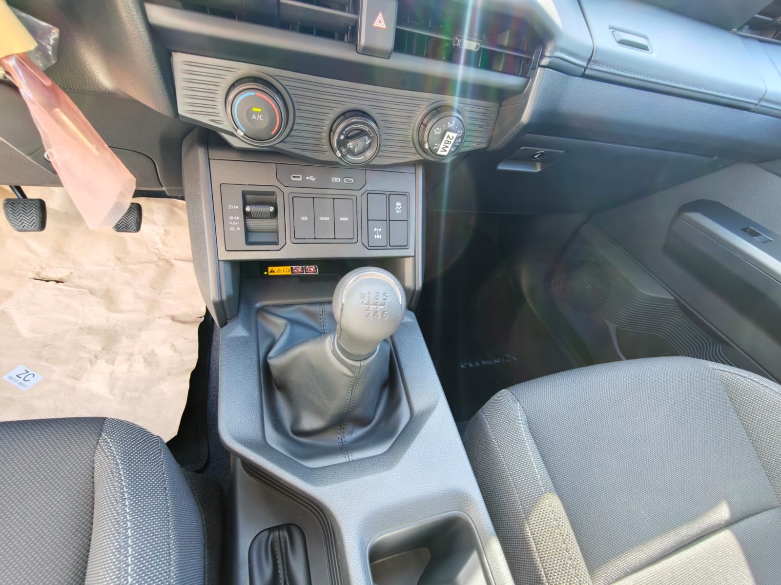 2026 TOYOTA HILUX DOUBLE CAB E 2.8 4WD MT Silver image 30
