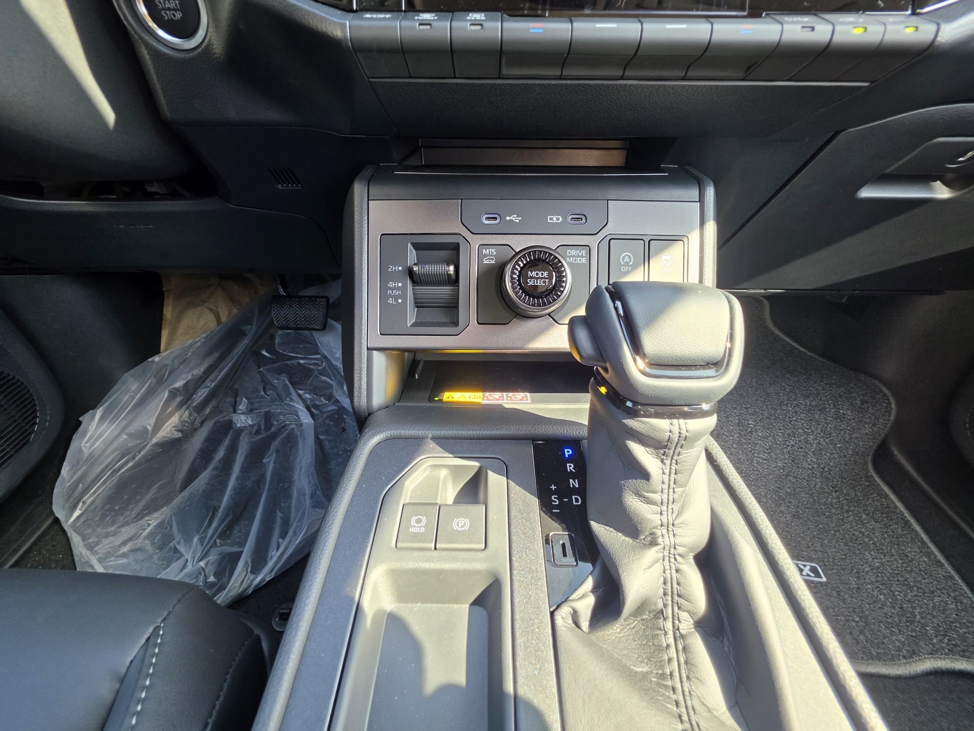 2026 TOYOTA HILUX DOUBLE CAB TRAILHUNTER 2.8 4WD AT Black image 32