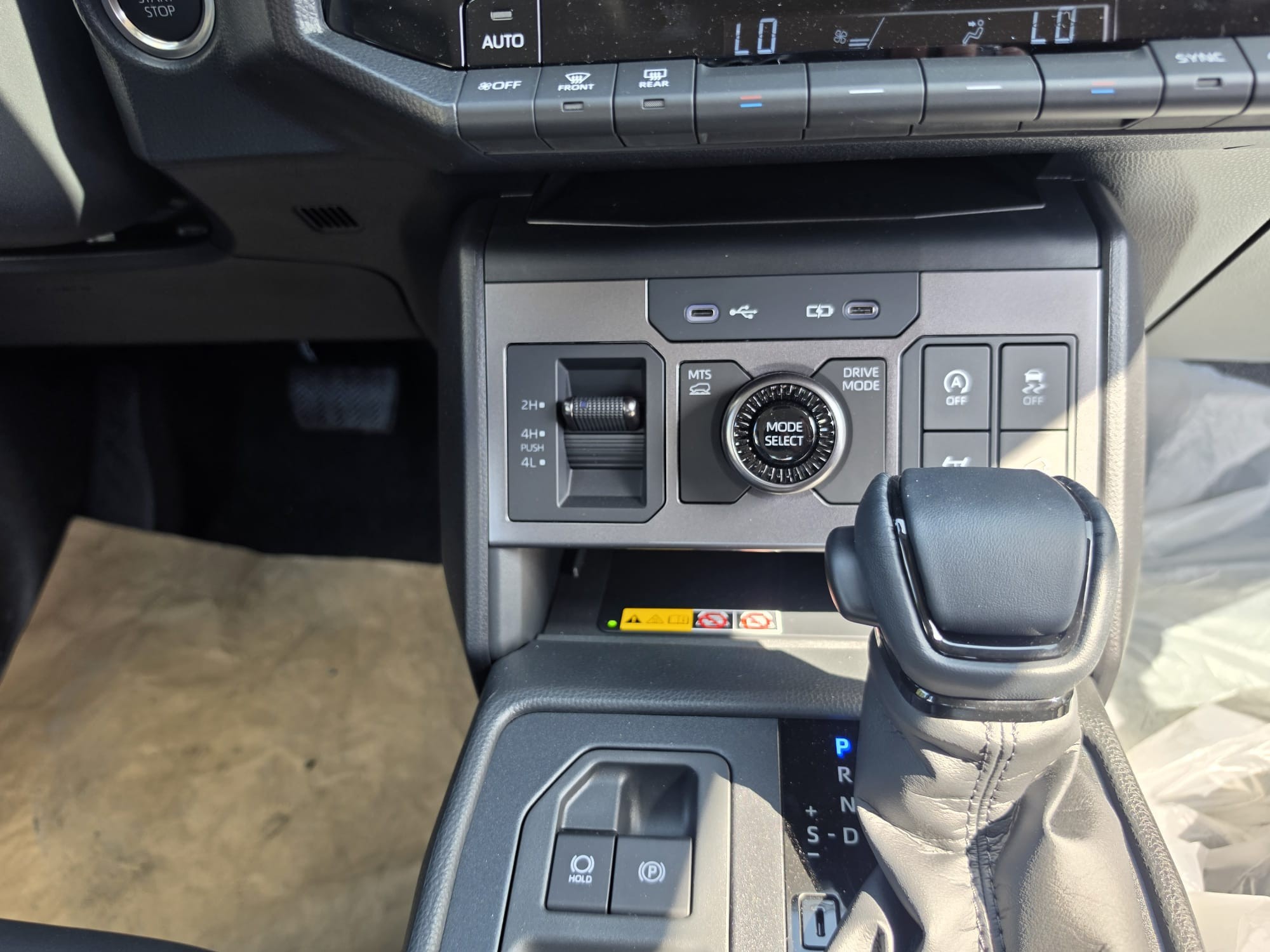 2026 TOYOTA HILUX DOUBLE CAB TRAILHUNTER 2.8 4WD AT Black image 33