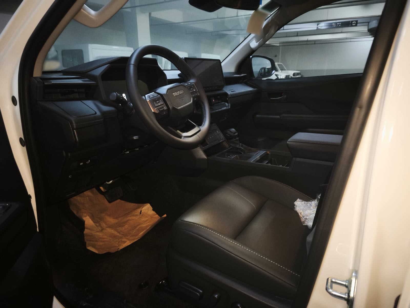 2026 TOYOTA HILUX DOUBLE CAB CONQUEST 2.8 2WD AT White image 21