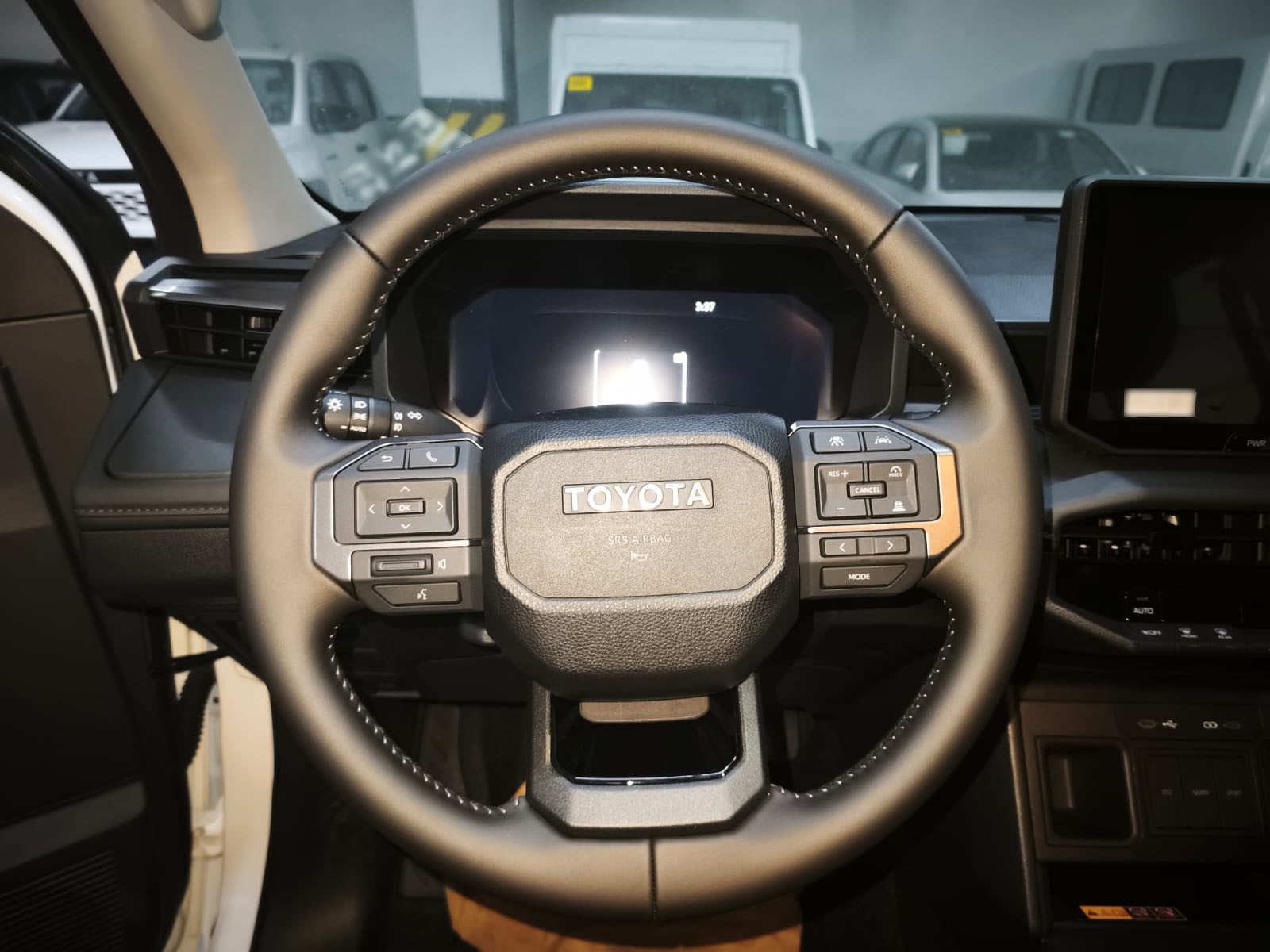 2026 TOYOTA HILUX DOUBLE CAB CONQUEST 2.8 2WD AT White image 29