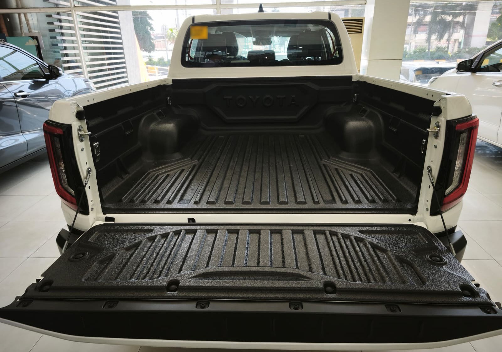 2026 TOYOTA HILUX DOUBLE CAB V 2.8 4WD MT White image 22