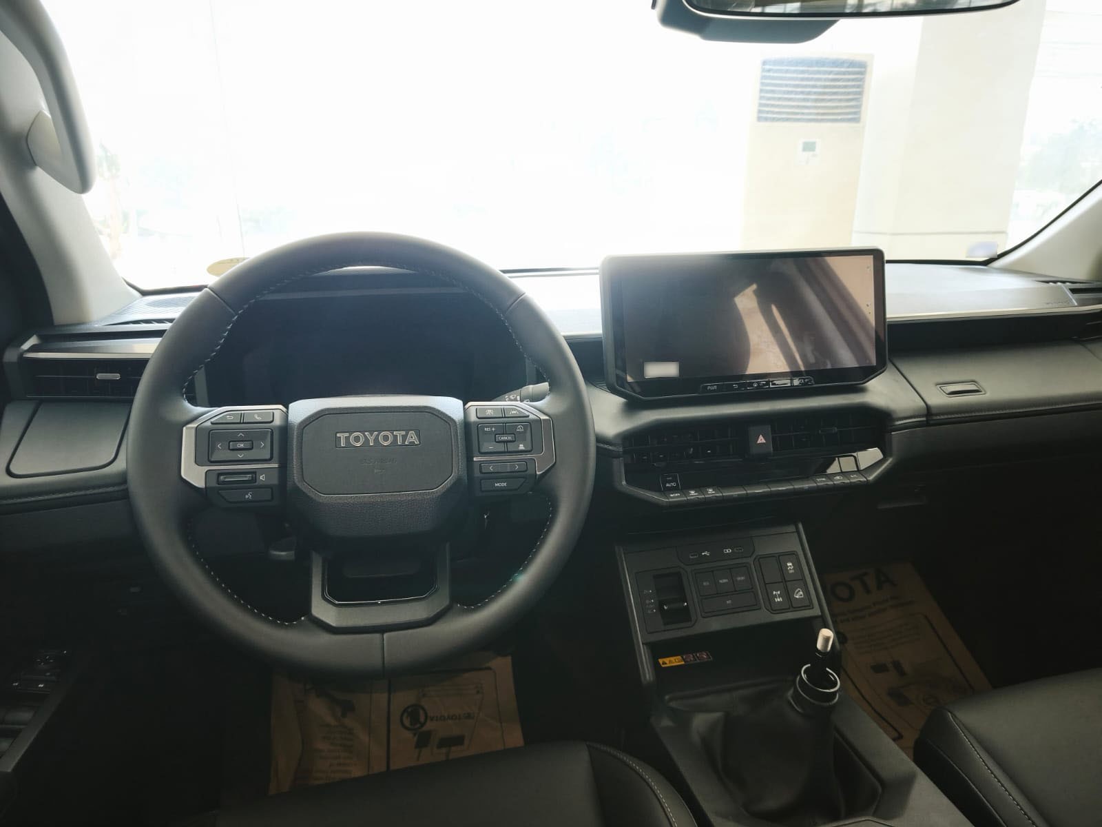 2026 TOYOTA HILUX DOUBLE CAB V 2.8 4WD MT White image 25