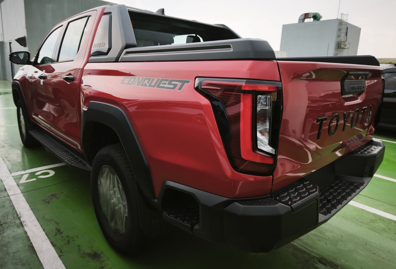 2026 TOYOTA HILUX DOUBLE CAB CONQUEST 2.8 4WD AT Red image 2