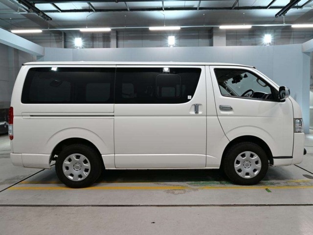 TOYOTA HIACE VAN image 3