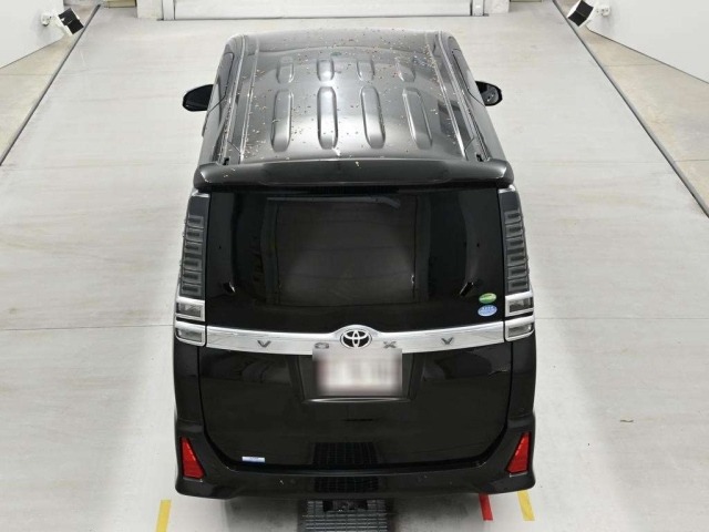 TOYOTA VOXY image 2