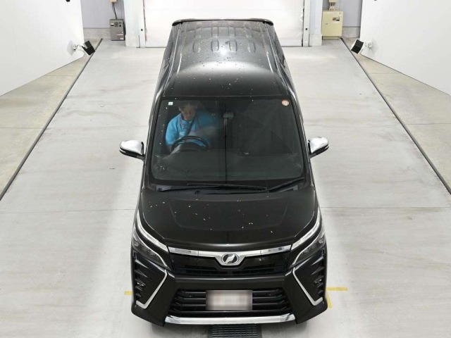 TOYOTA VOXY image 3