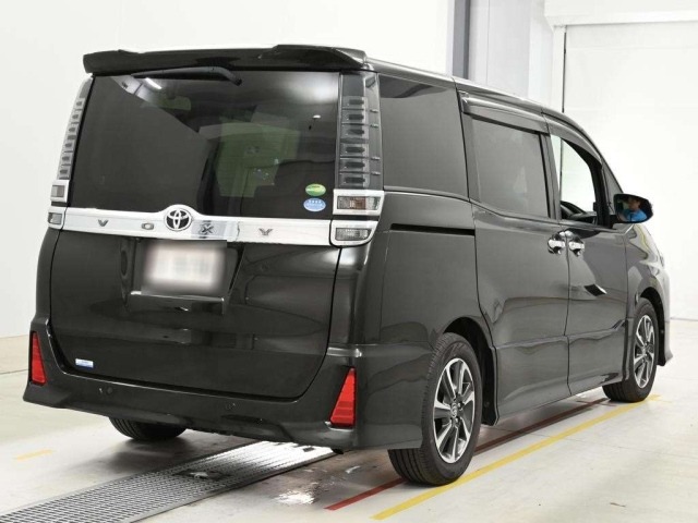TOYOTA VOXY image 8