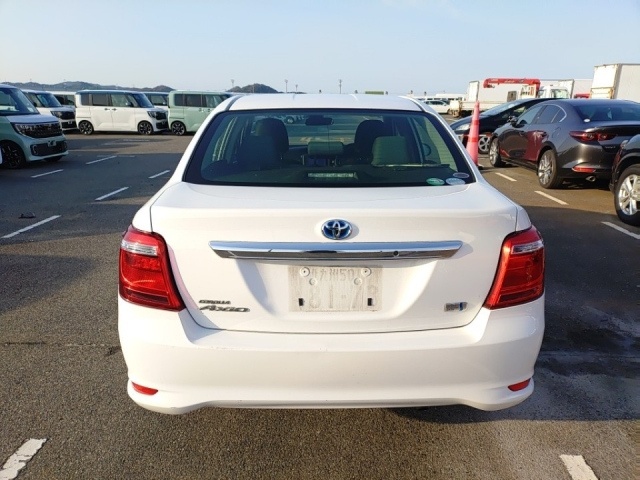 Toyota Corolla Axio White 2019 image 4