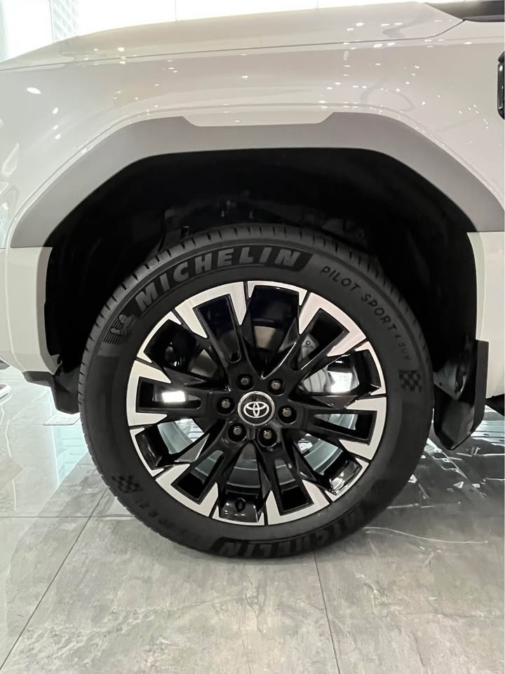 2027 TOYOTA LAND CRUISER PRADO SUV LUXURY 2.4 4WD AT White image 5