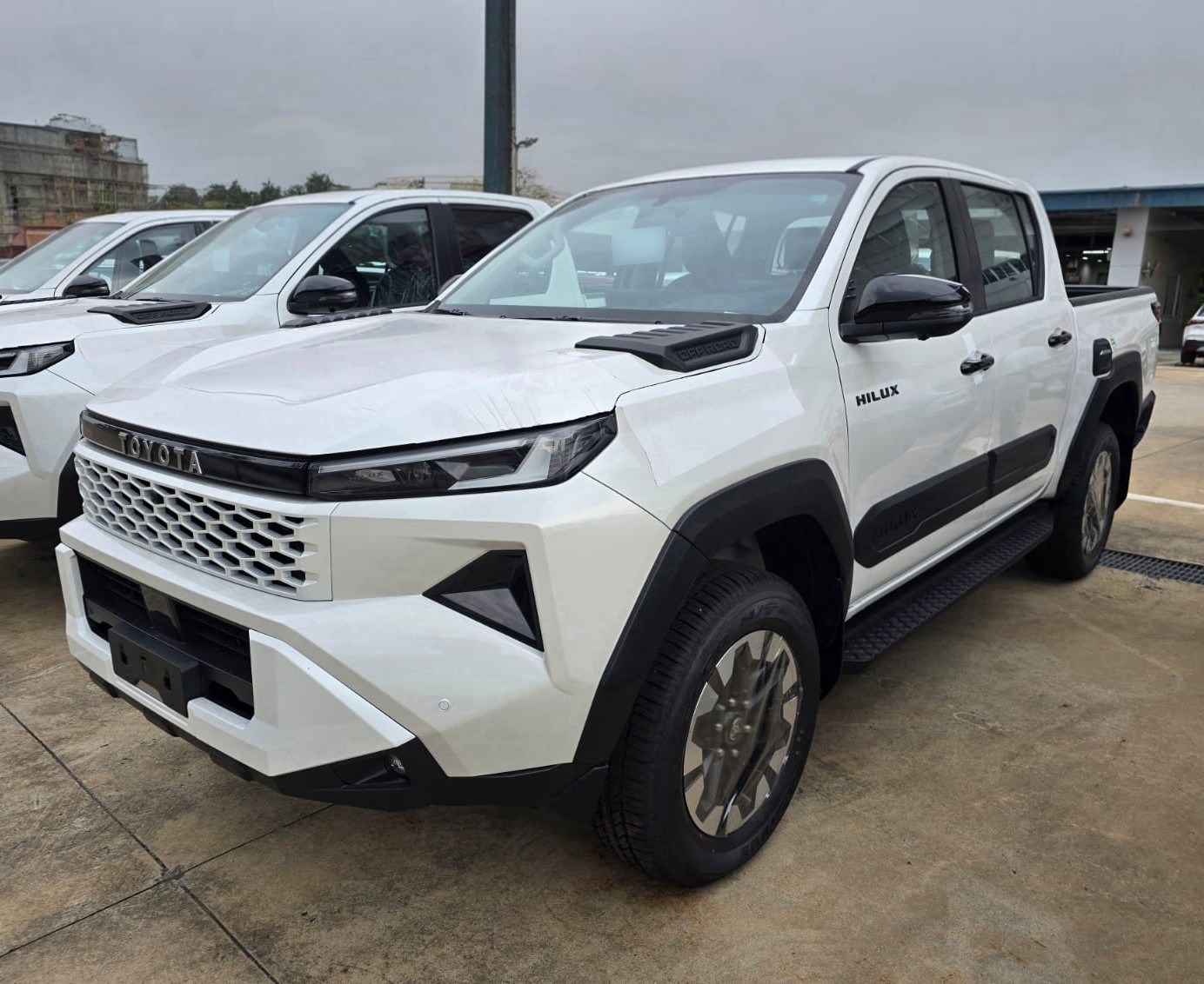 2027 TOYOTA HILUX DOUBLE CAB TRAILHUNTER 2.8 4WD AT White
