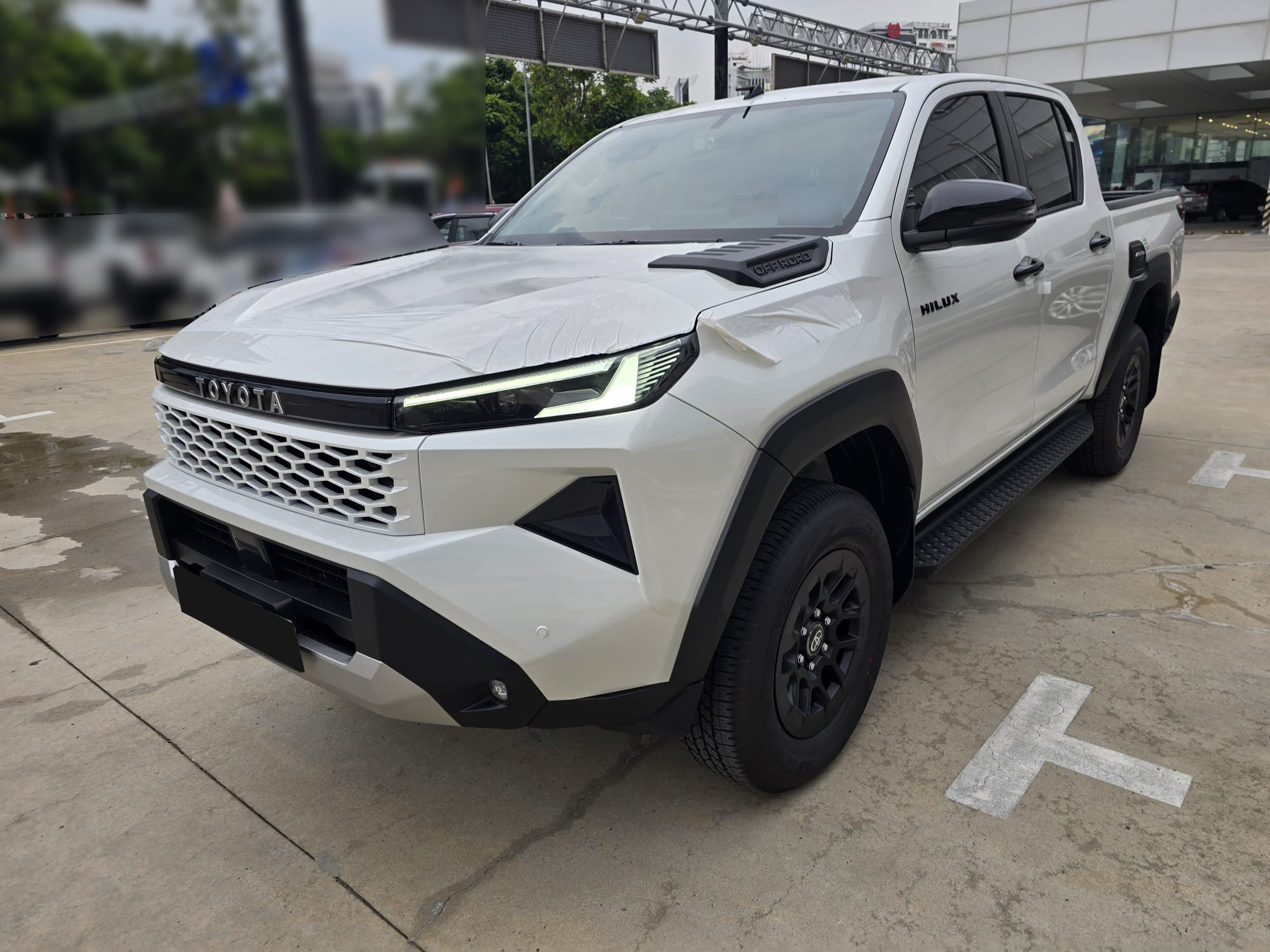 2027 TOYOTA HILUX DOUBLE CAB PRO 2.8 2WD AT White