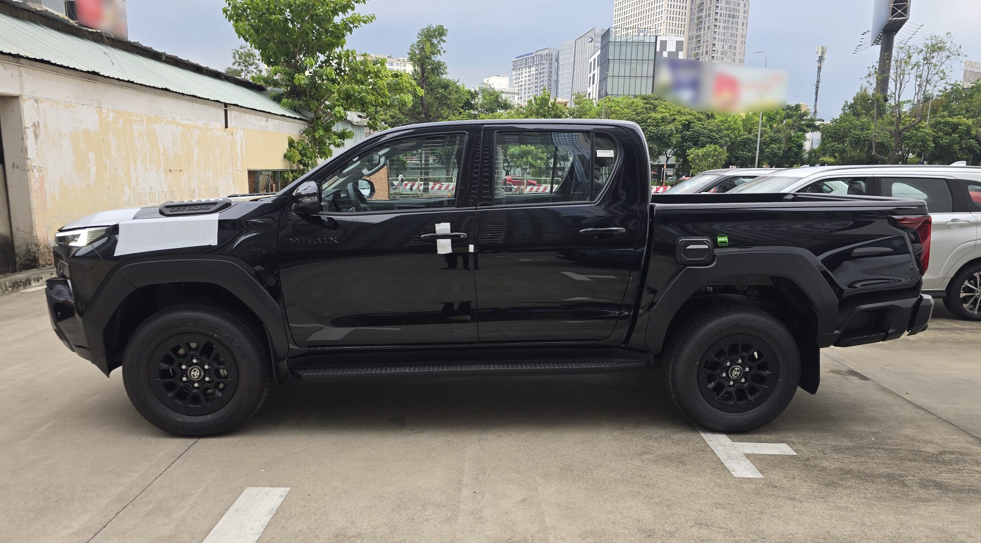 2027 TOYOTA HILUX DOUBLE CAB PRO 2.8 2WD AT Black image 2