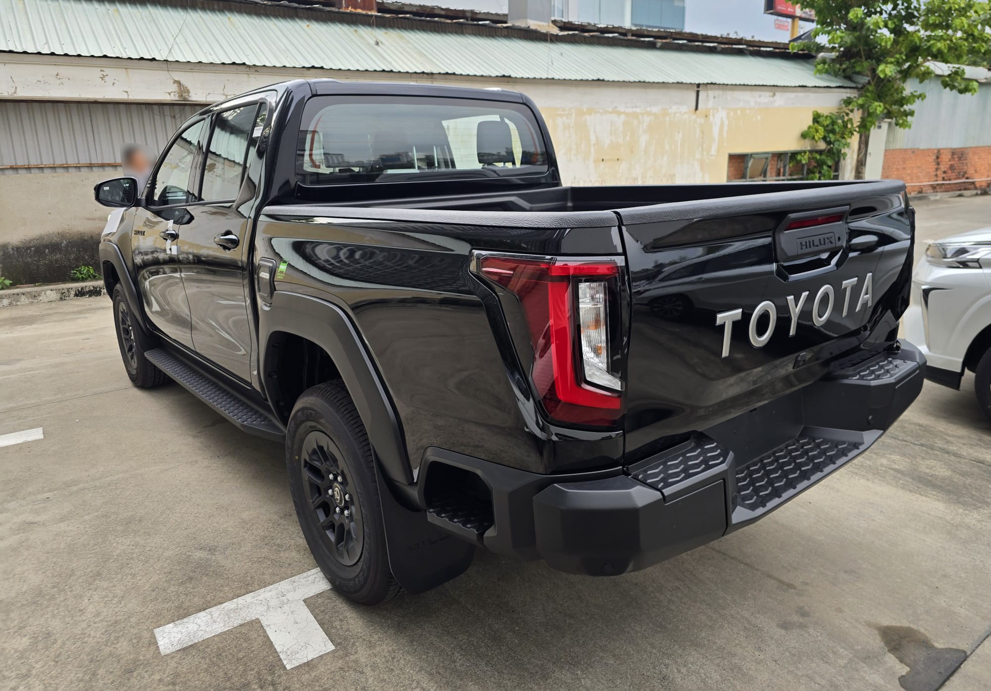 2027 TOYOTA HILUX DOUBLE CAB PRO 2.8 2WD AT Black image 3