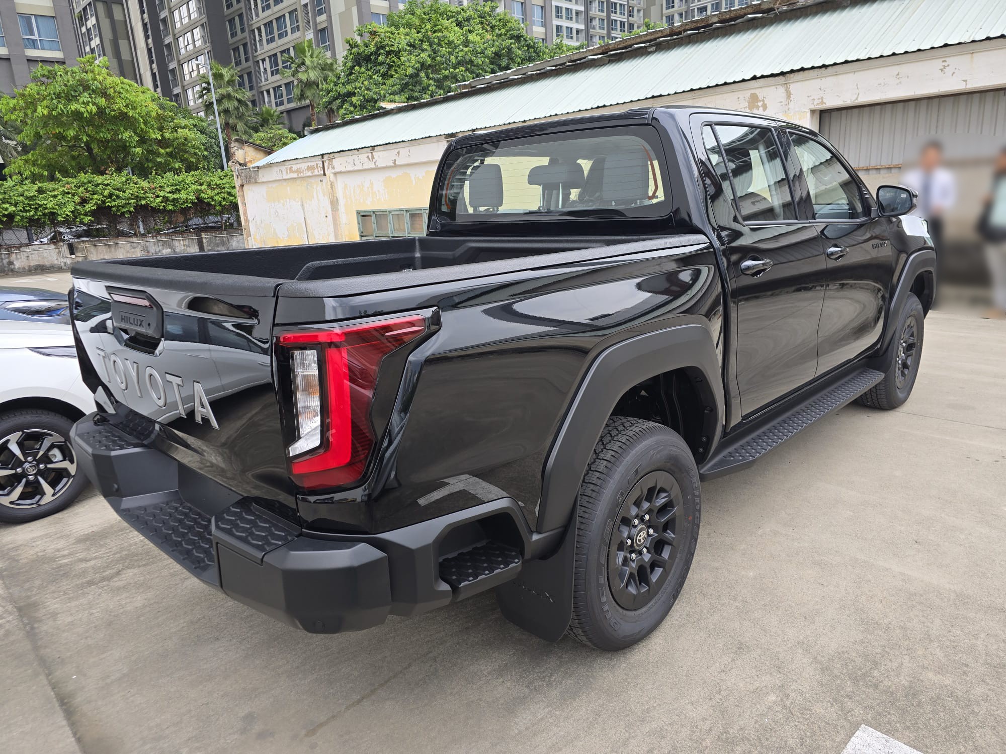 2027 TOYOTA HILUX DOUBLE CAB PRO 2.8 2WD AT Black image 5