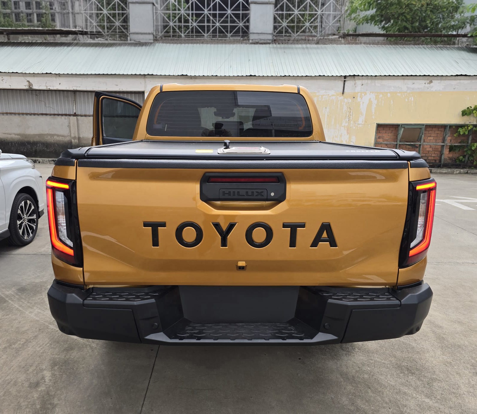 2027 TOYOTA HILUX DOUBLE CAB TRAILHUNTER 2.8 4WD AT Orange image 2