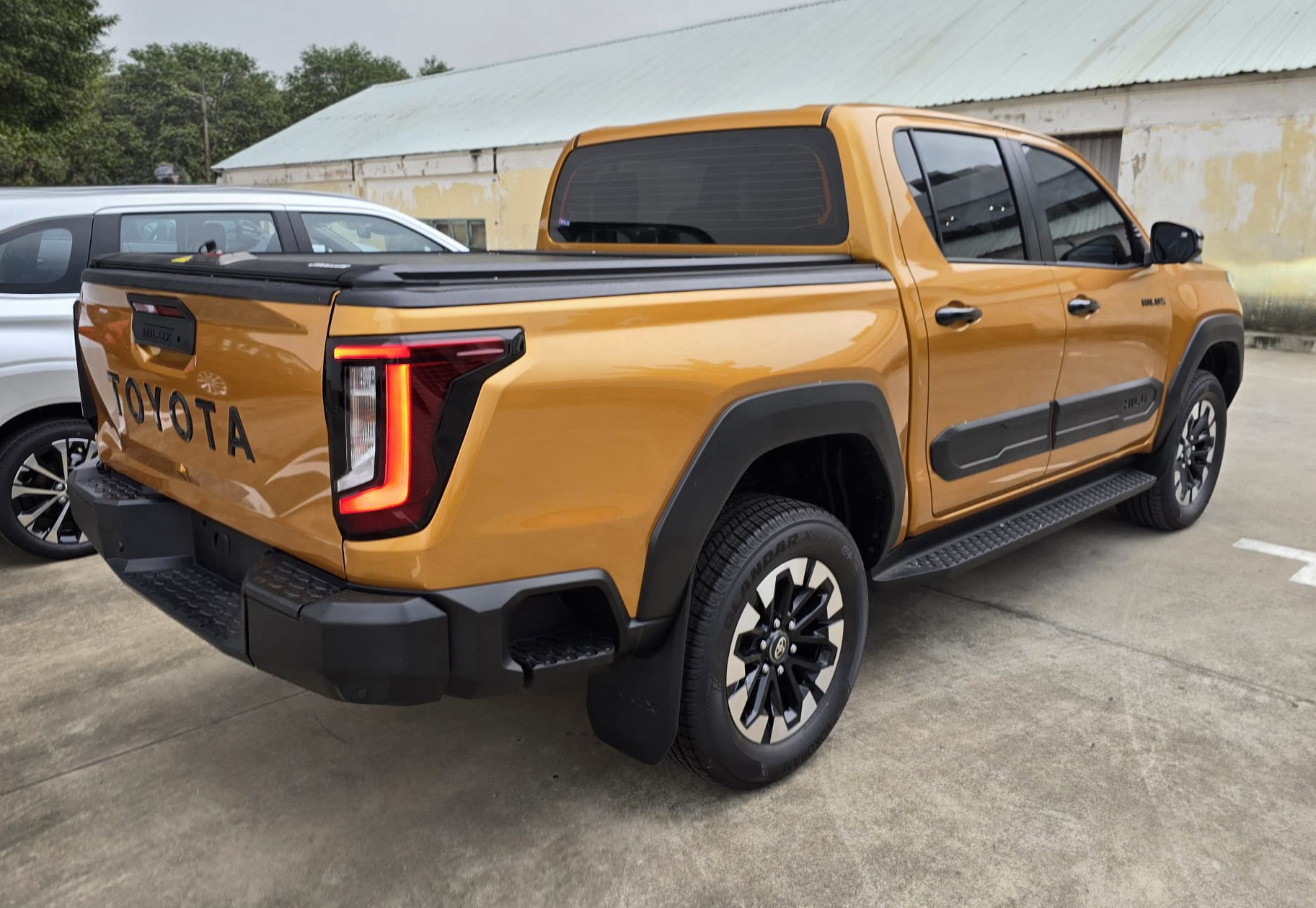 2027 TOYOTA HILUX DOUBLE CAB TRAILHUNTER 2.8 4WD AT Orange image 4