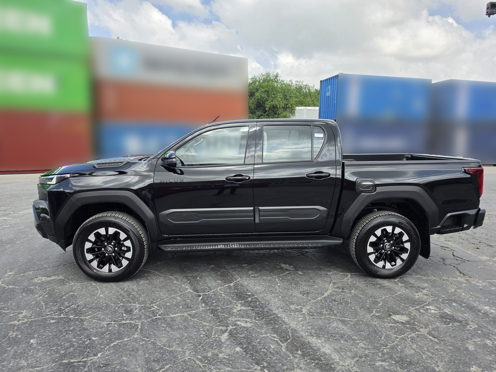 2027 TOYOTA HILUX DOUBLE CAB TRAILHUNTER 2.8 4WD AT Black image 2
