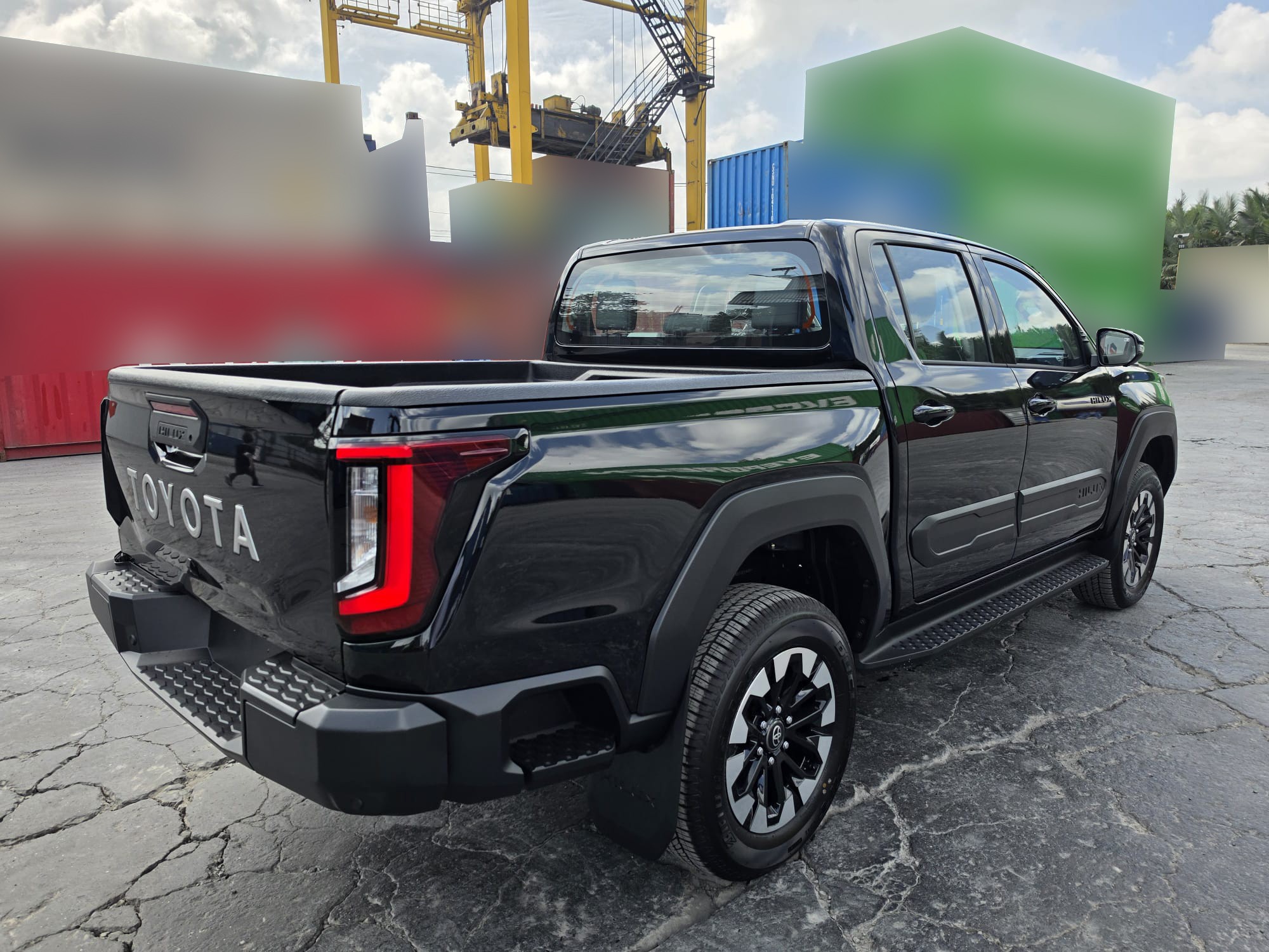 2027 TOYOTA HILUX DOUBLE CAB TRAILHUNTER 2.8 4WD AT Black image 5